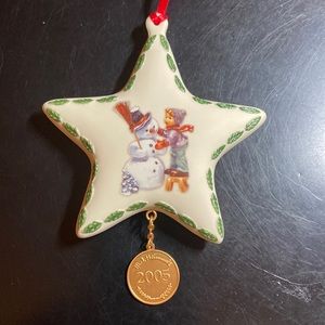 M.J. Hummel Star Ornament 2005